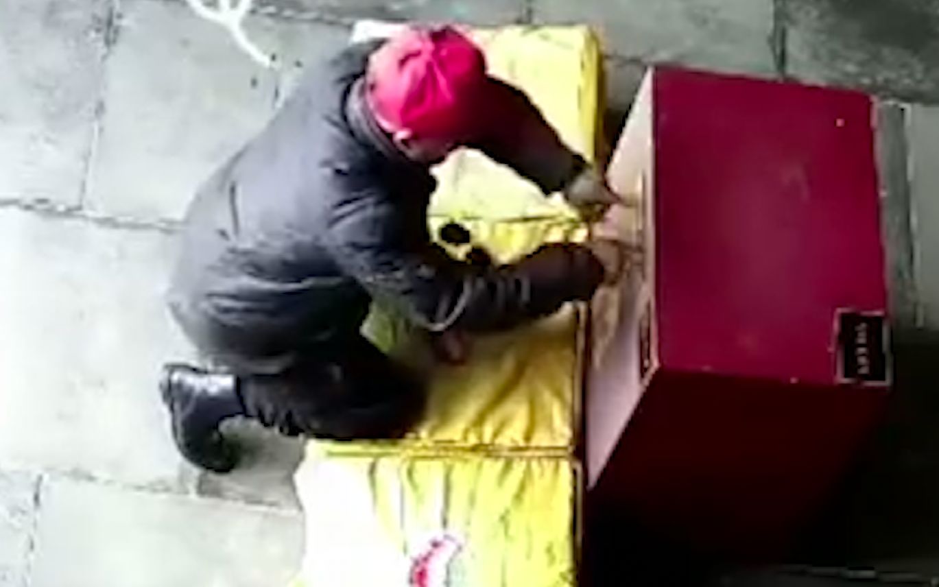 奇葩男子盗窃寺庙功德箱被拘：我已经向佛祖磕头请示了啊