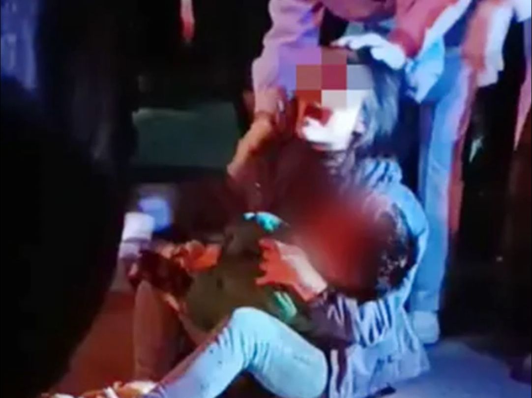 5岁男童遭装载机碾压当场身亡，妈妈抱孩子坐地哭喊，镇政府回应
