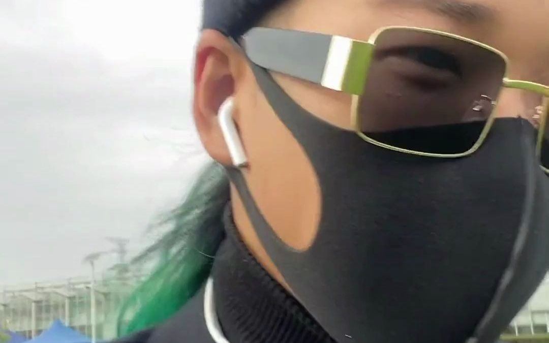 尴尬！男子身着潮装去音乐节，结果台上全是儿童跳拉丁和亲子游乐
