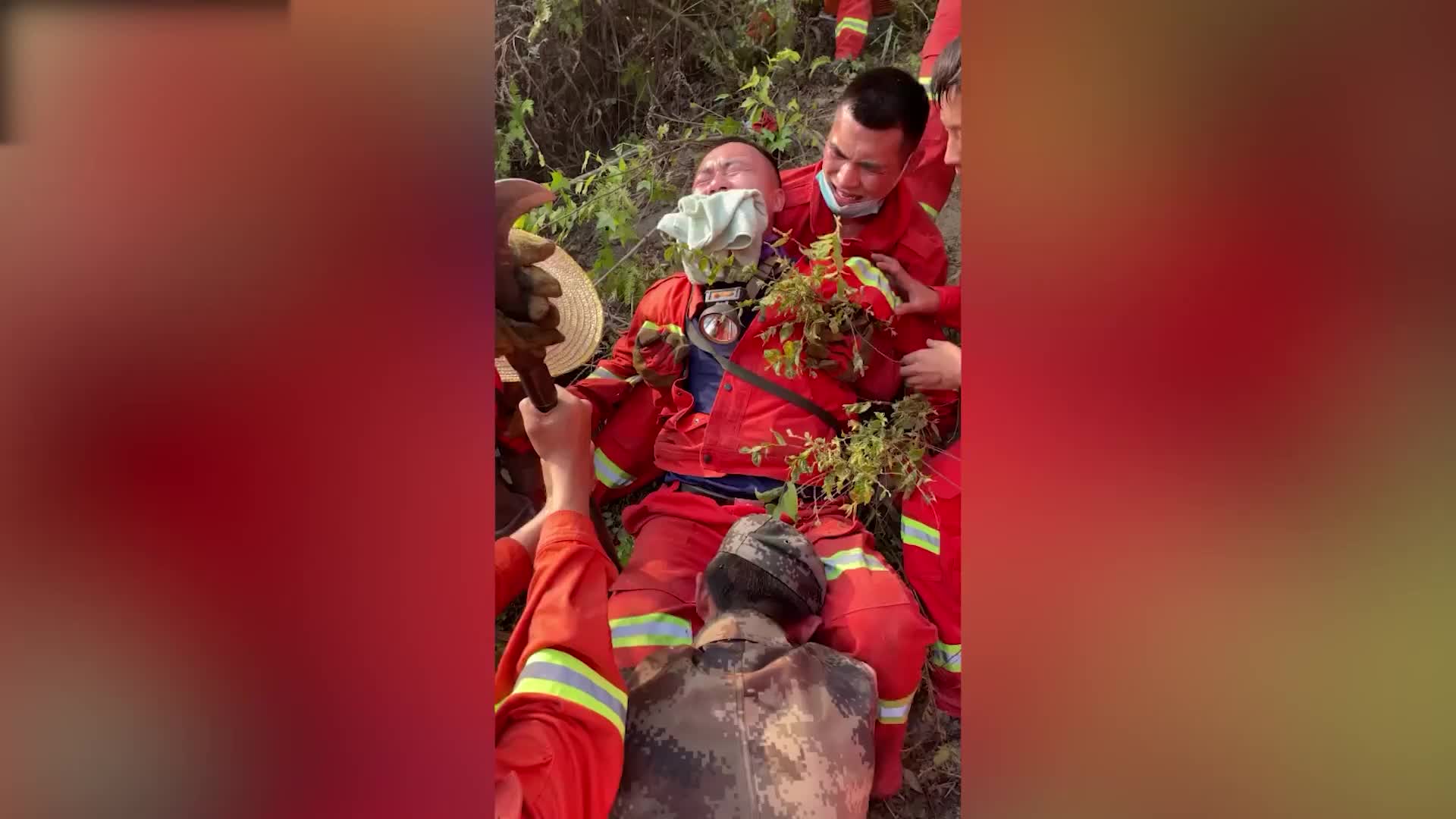 消防员不幸踩到野猪夹疼痛万分，看着都心疼