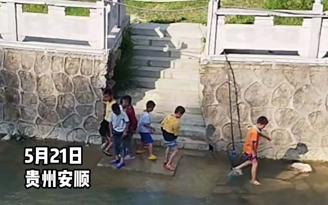 多名小朋友在河边玩耍，男子见状立即大声喝止。 “说最凶的话，做最暖的事！”