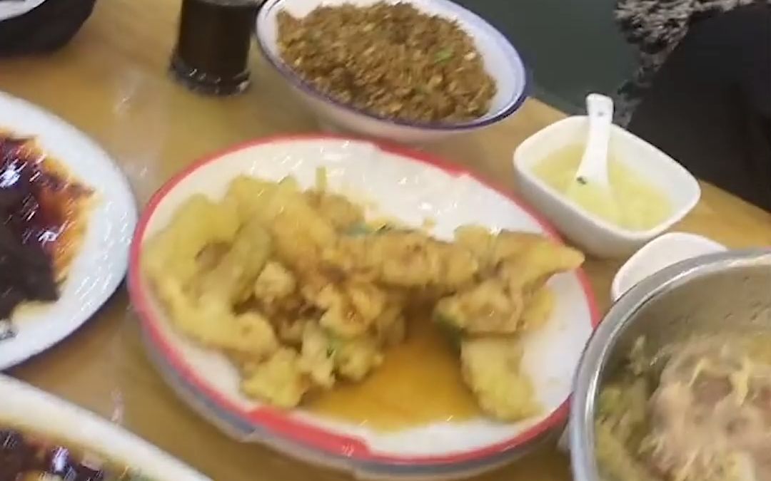 南方女子去东北餐馆吃饭 不听老板劝阻直接点8道菜 上菜后懵了