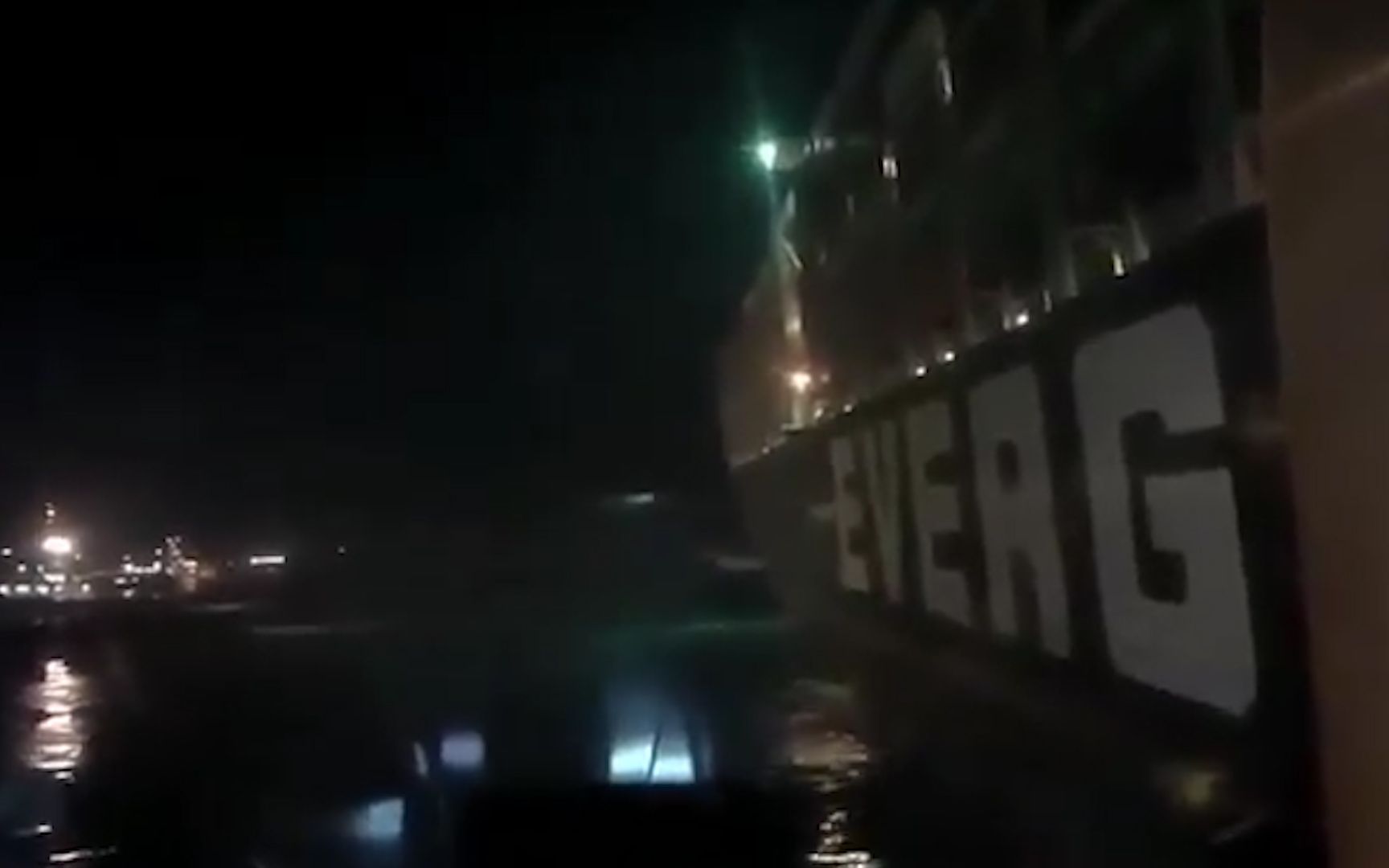 苏伊士运河搁浅货轮“长赐号”已上浮脱浅 恢复通航时间仍未知