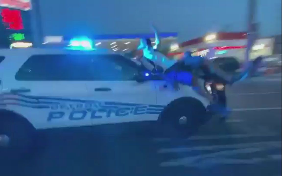 惊悚！美国警车又冲撞示威人群 有人被铲飞