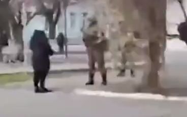 乌克兰女子与俄罗斯士兵对峙 "为什么要来我们的土地"