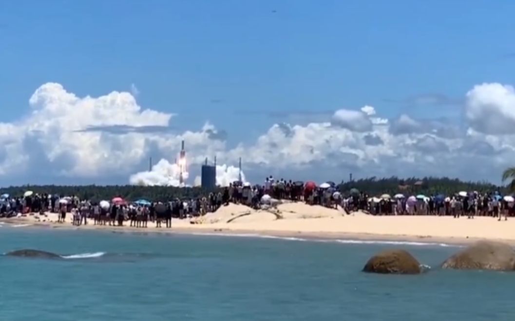 海南民众海边观看天问一号发射升空：连连惊叹 高喊“胖五加油”