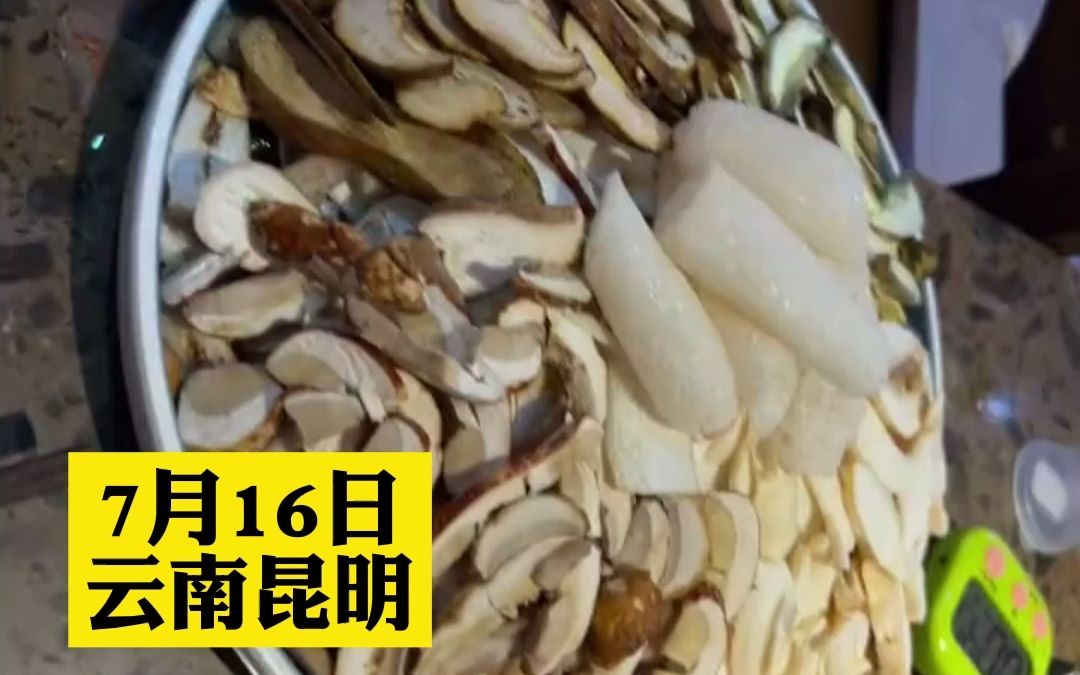 广东人来云南旅游，吃野生菌看见服务员留样：是怕中毒去医院所以留底吗？