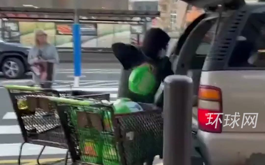 再现“0元购”！美国一家超市门口，几人将未付款的货物装满两辆车后扬长而去，中途无人敢阻拦