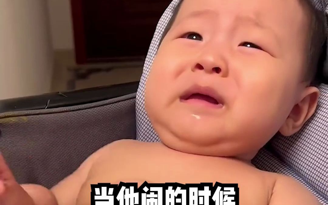 男孩子就是好哄！当宝宝哭闹时，家长使出杀手锏，“孩子：快扶我起来，我好好瞅瞅”