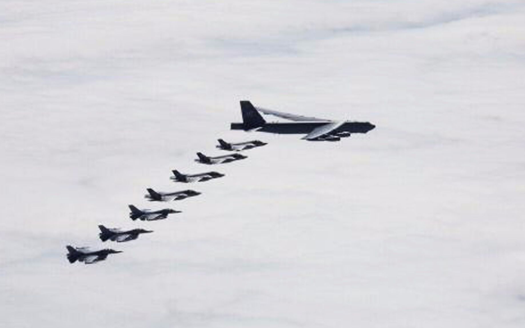 4架B-52飞抵北极 2架B-1B黑海“踹门” 美军在俄家门口演练“动态部署”