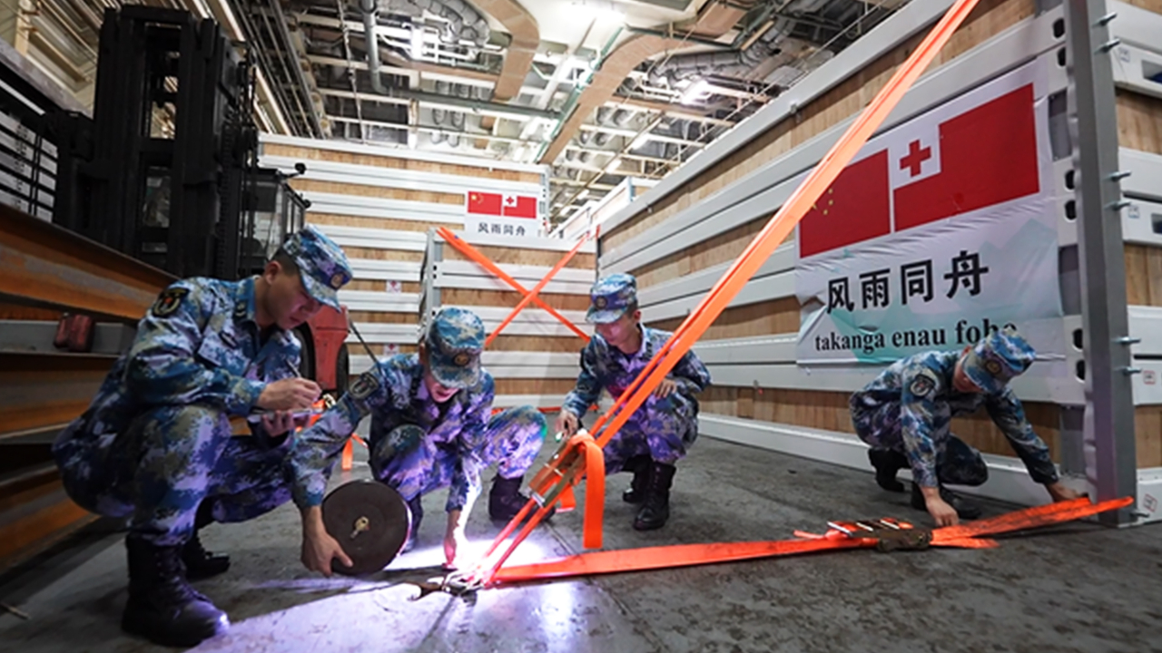 1400吨！中国海军舰艇编队运送救灾物资抵达汤加