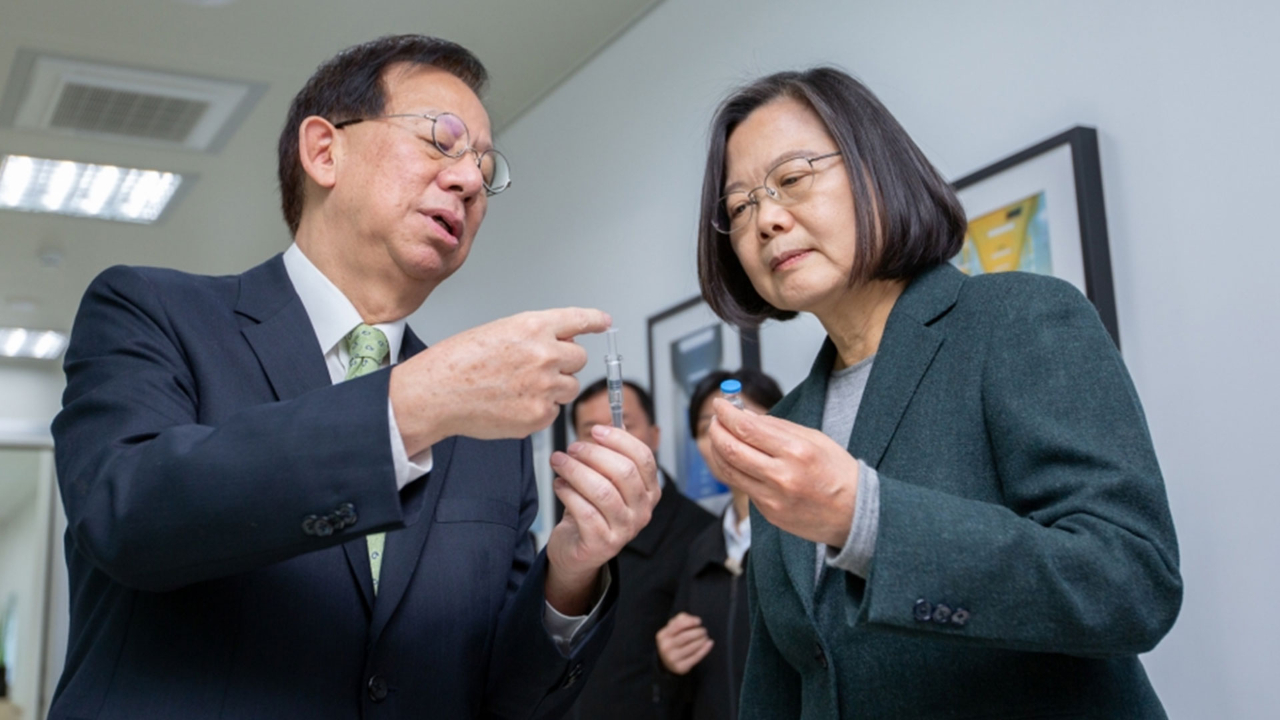 英系挺自产疫苗，其他派系不敢发声，台教授：那就跟着蔡英文陪葬