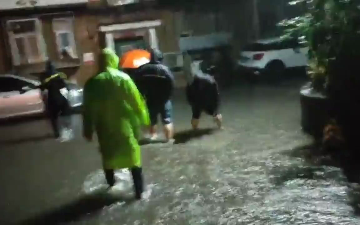小区内积水深80厘米，物业抢险队挑灯夜战紧急抢修