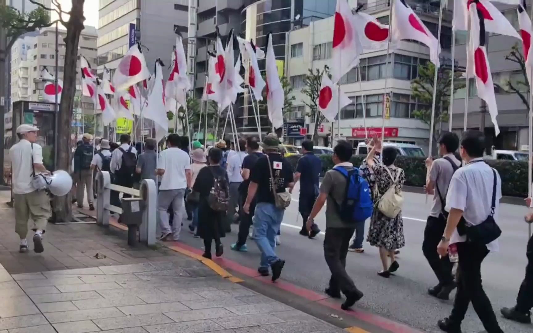 实拍日本反战团体和右翼团体在日本战败日游行