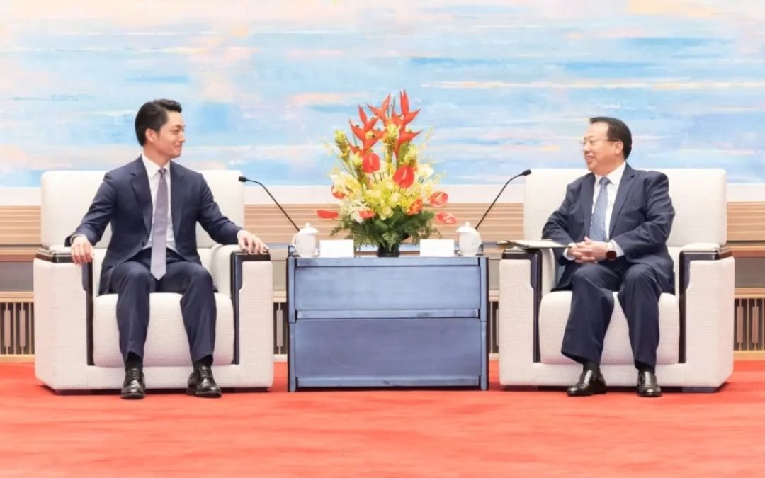 龚正会见台北市市长蒋万安并交换礼品