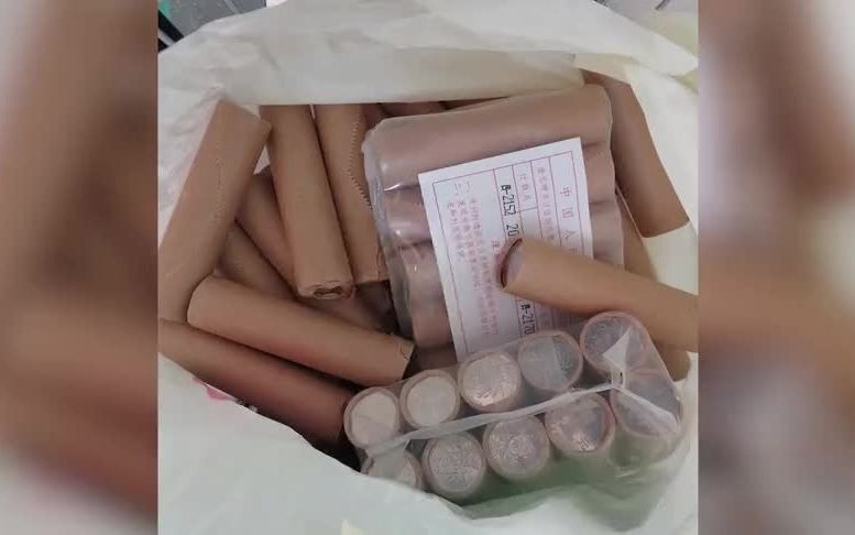 广西男子扛80斤硬币到法庭还钱，法官：不道德，涉嫌违法