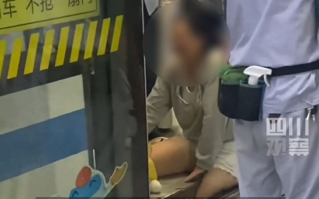 上海一女子掉入地铁站台缝隙，地铁客服：站务员会做紧急处理