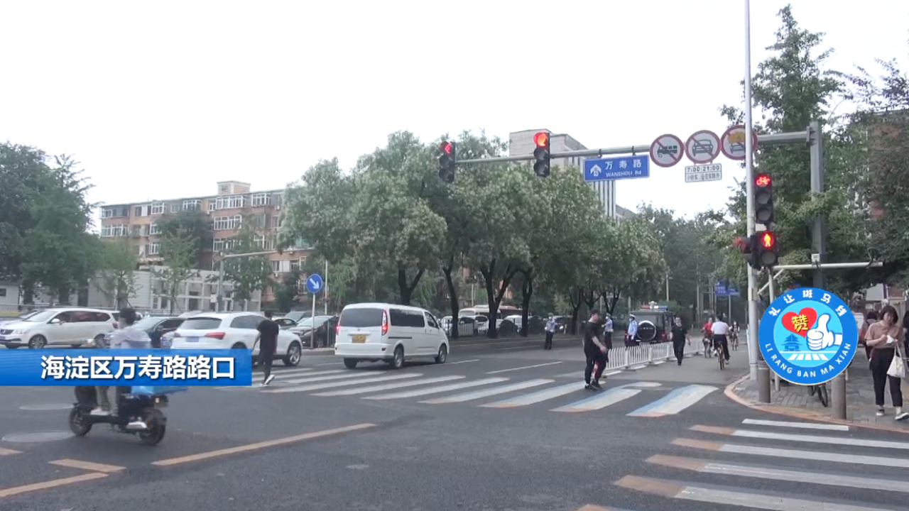斑马线路口“顾此失彼” 忽视礼让司机受处罚