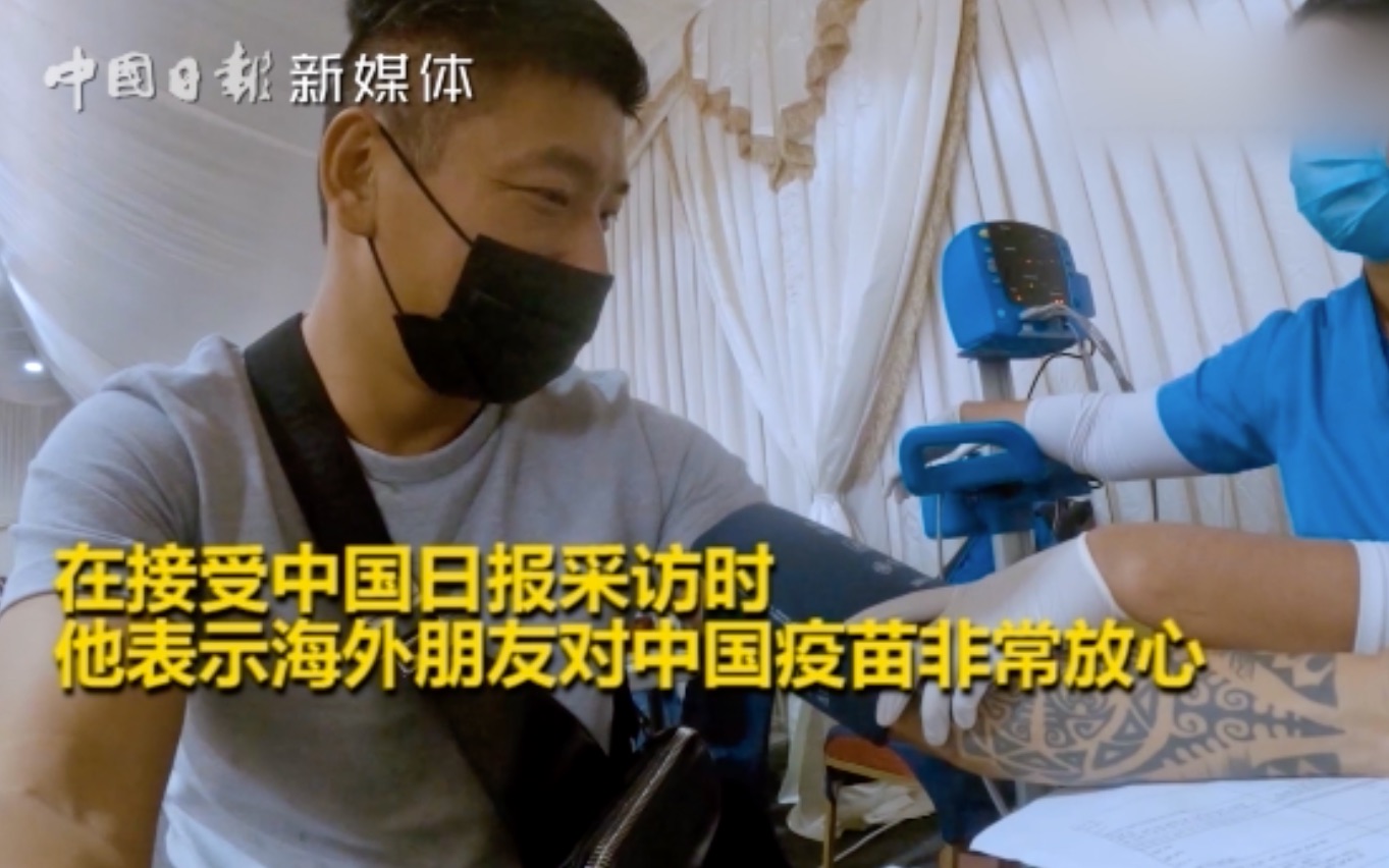 中国网友在迪拜接种中国疫苗，周围一圈外国人反应亮了