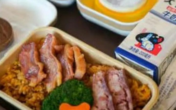 国产大飞机C919上有腊味煲仔饭！