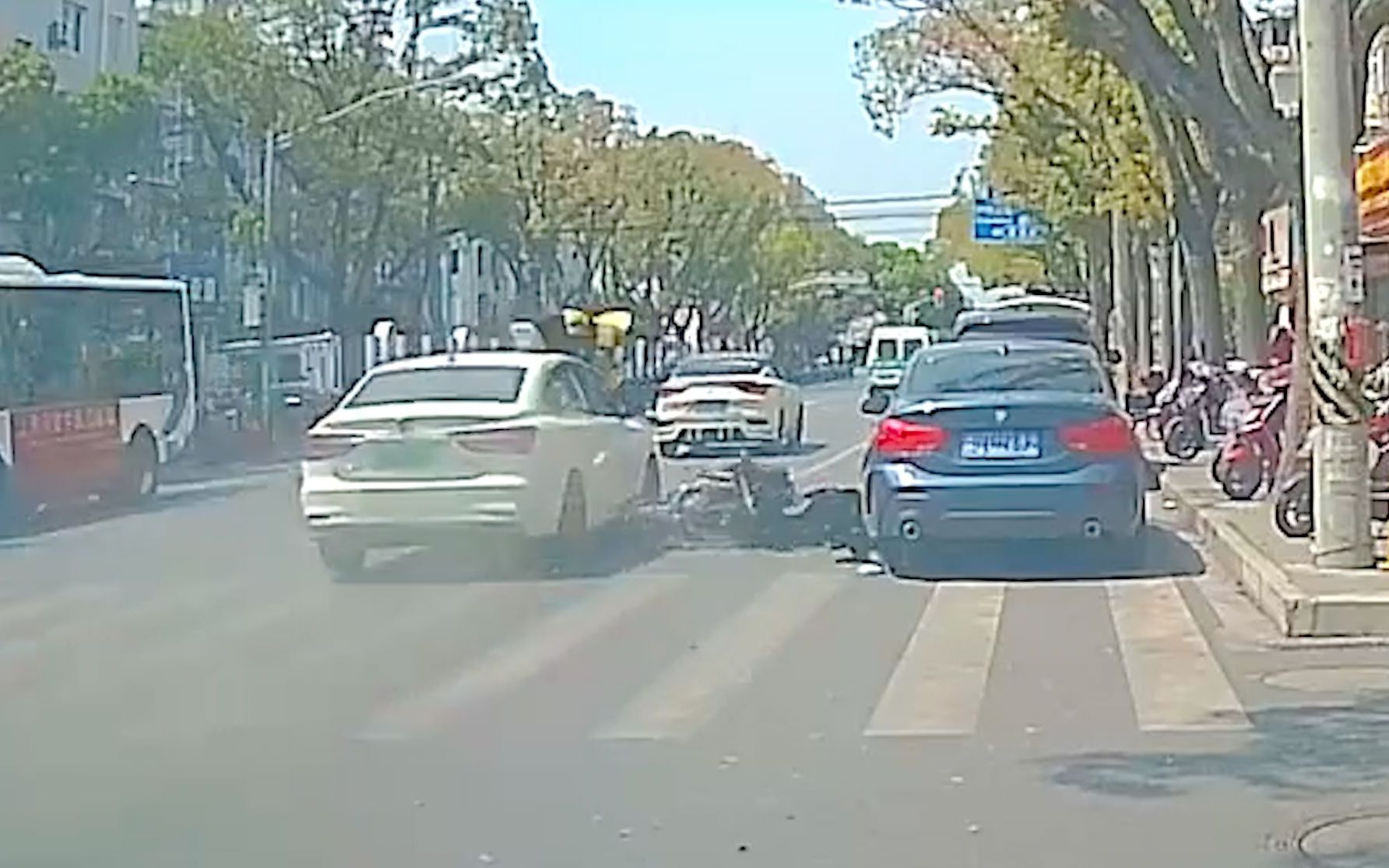 上海一小车撞到外卖员并顶出数十米 警方：外卖员已被送往医院