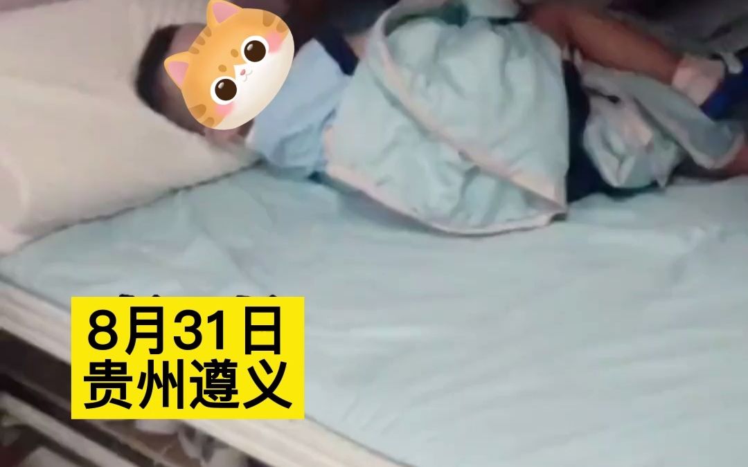 妈妈和孩子晚上回家，发现床上多了个娃。 女子：没锁门，是孩子走错了