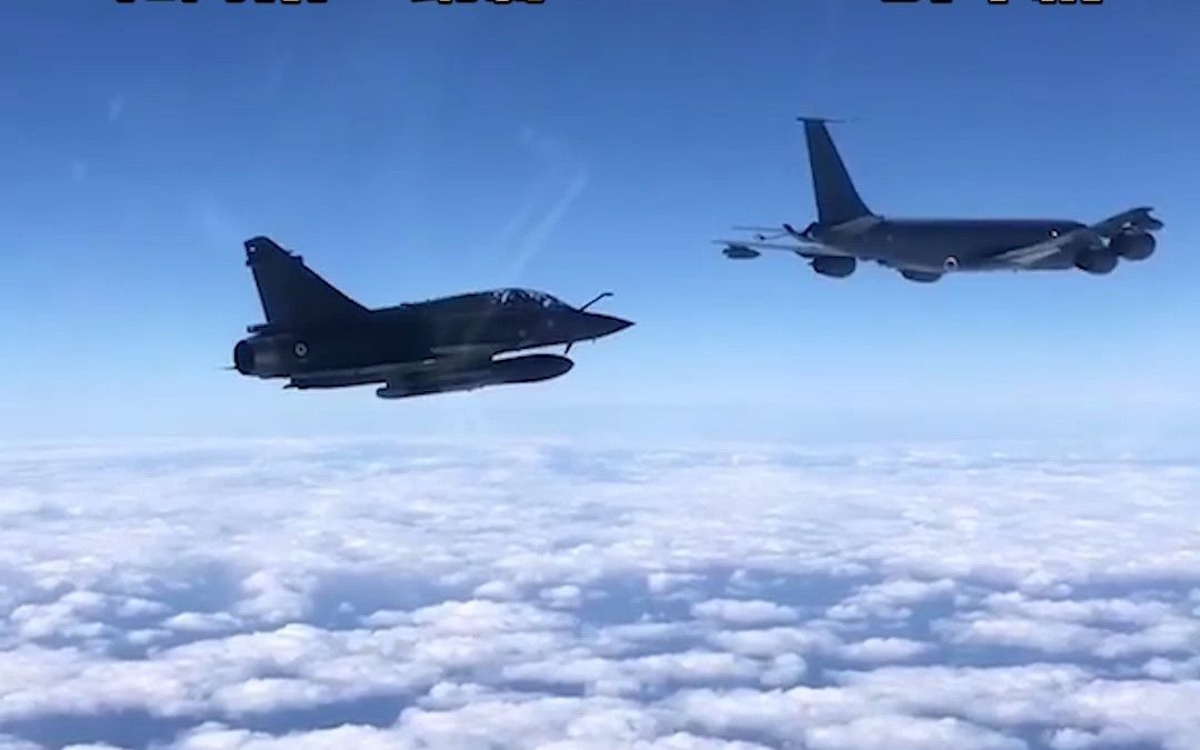 现场画面，俄军两架苏-27战机在黑海上空拦截法国军机