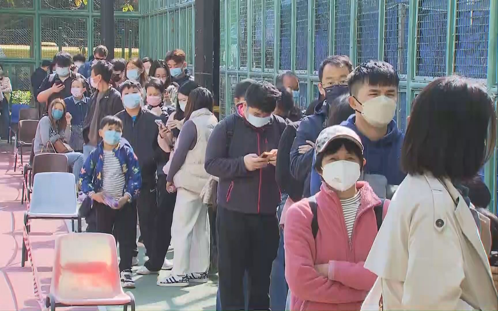 香港核酸检测需求大增 市民早早排队等候