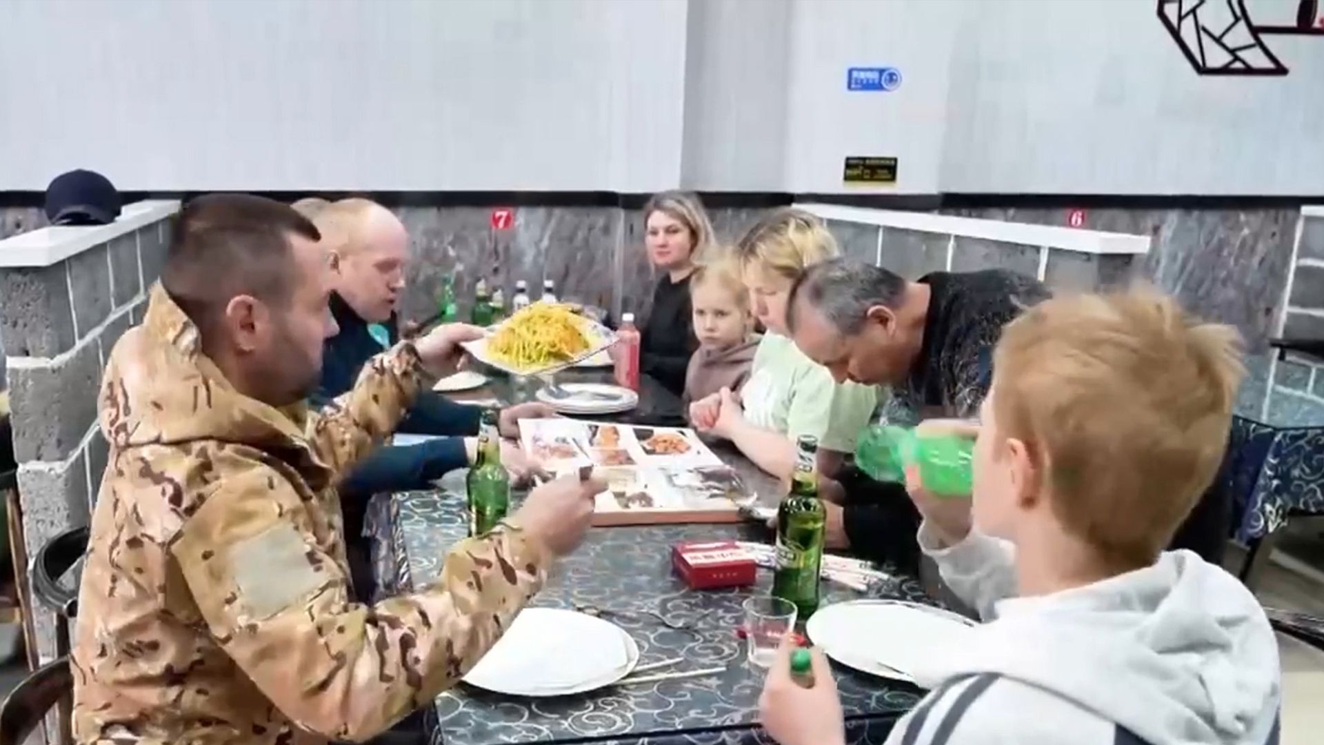 最喜欢红烧肉 地三鲜 铁锅炖！俄罗斯游客跑东北干饭