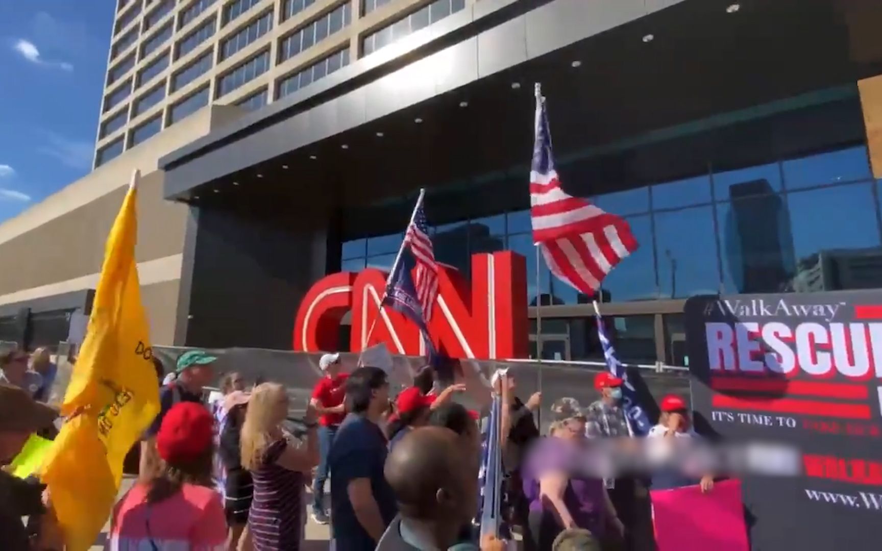 “CNN烂透了！” 特朗普支持者把CNN总部给围了……