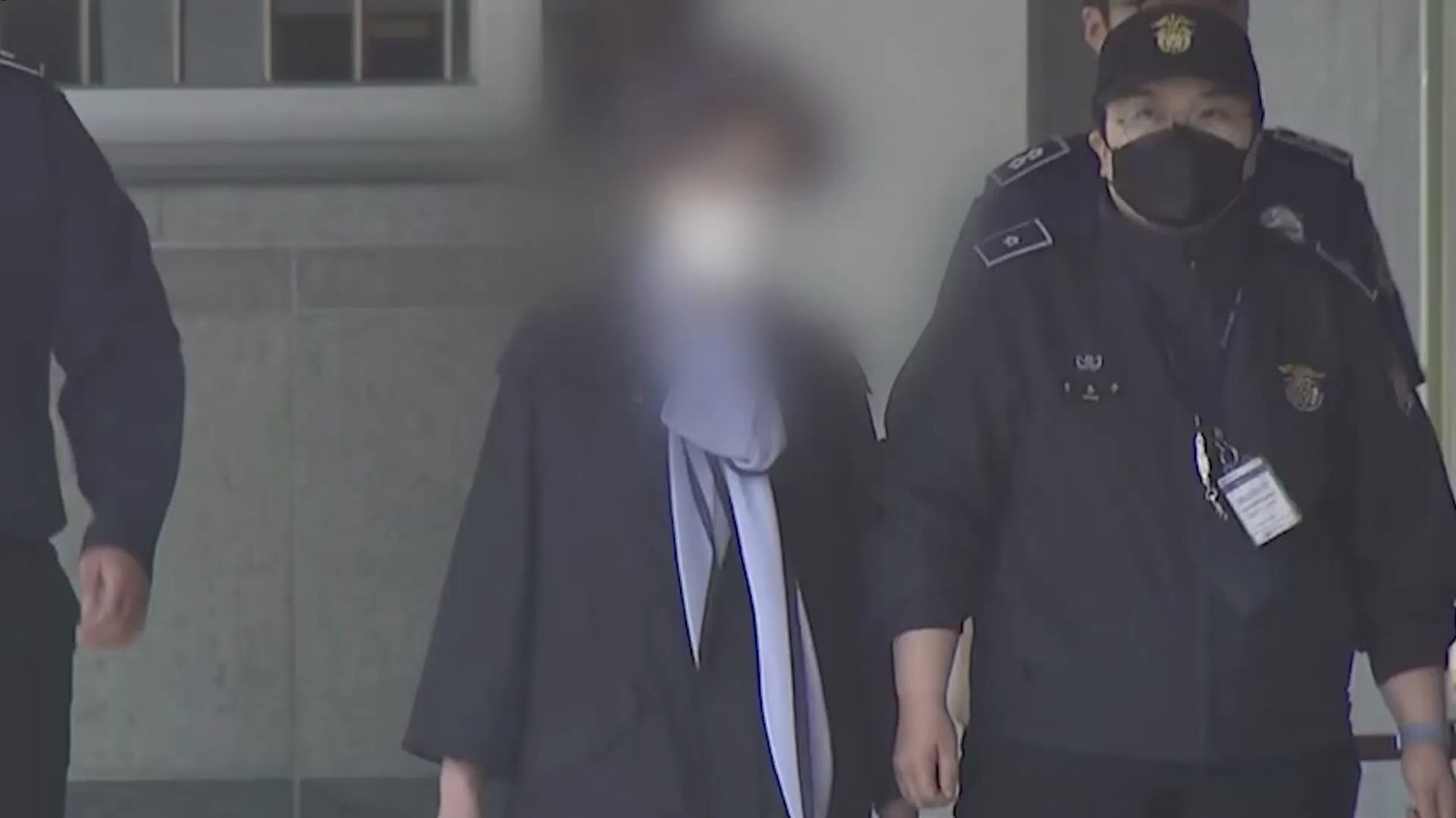 尹锡悦岳母服刑299天提前两个月出狱 一言不发坐车离开拘留所
