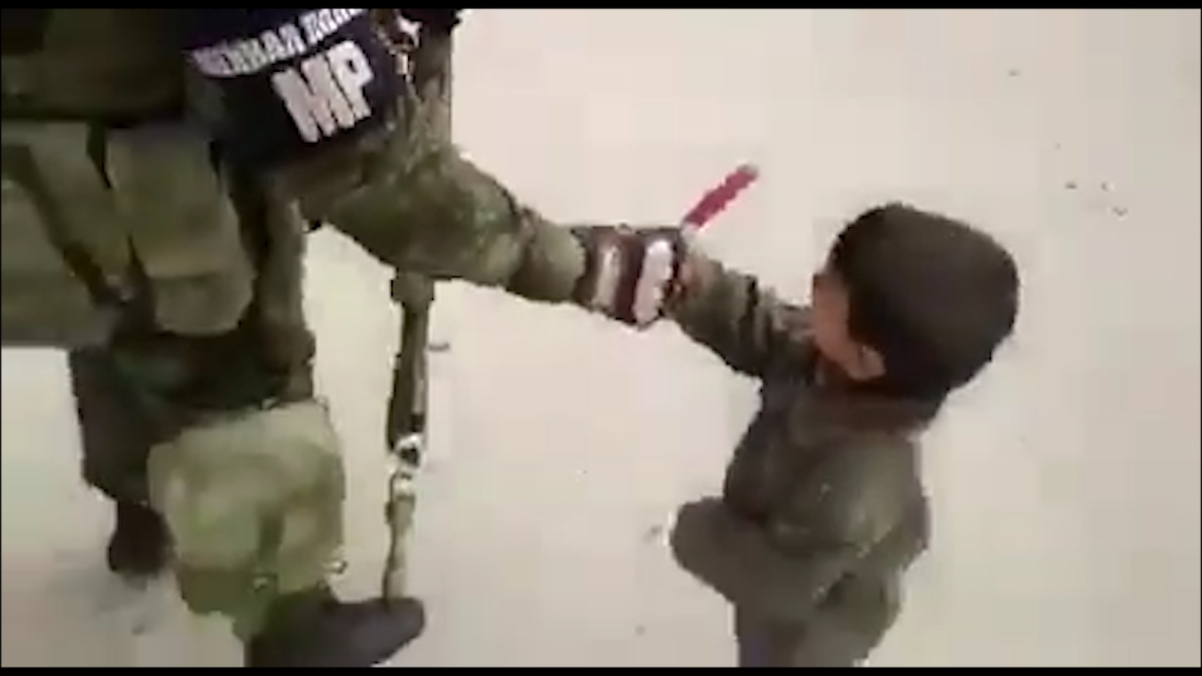 暖心一刻!俄军士兵给叙利亚小孩拆开雪糕 孩子接过直接塞进了嘴里