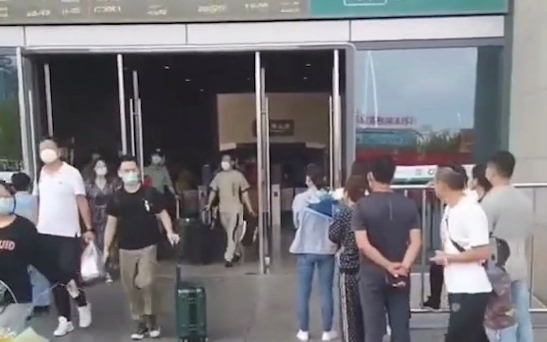 双胞胎弟弟退伍归来 哥哥激动得大喊着冲上去“熊抱”迎接