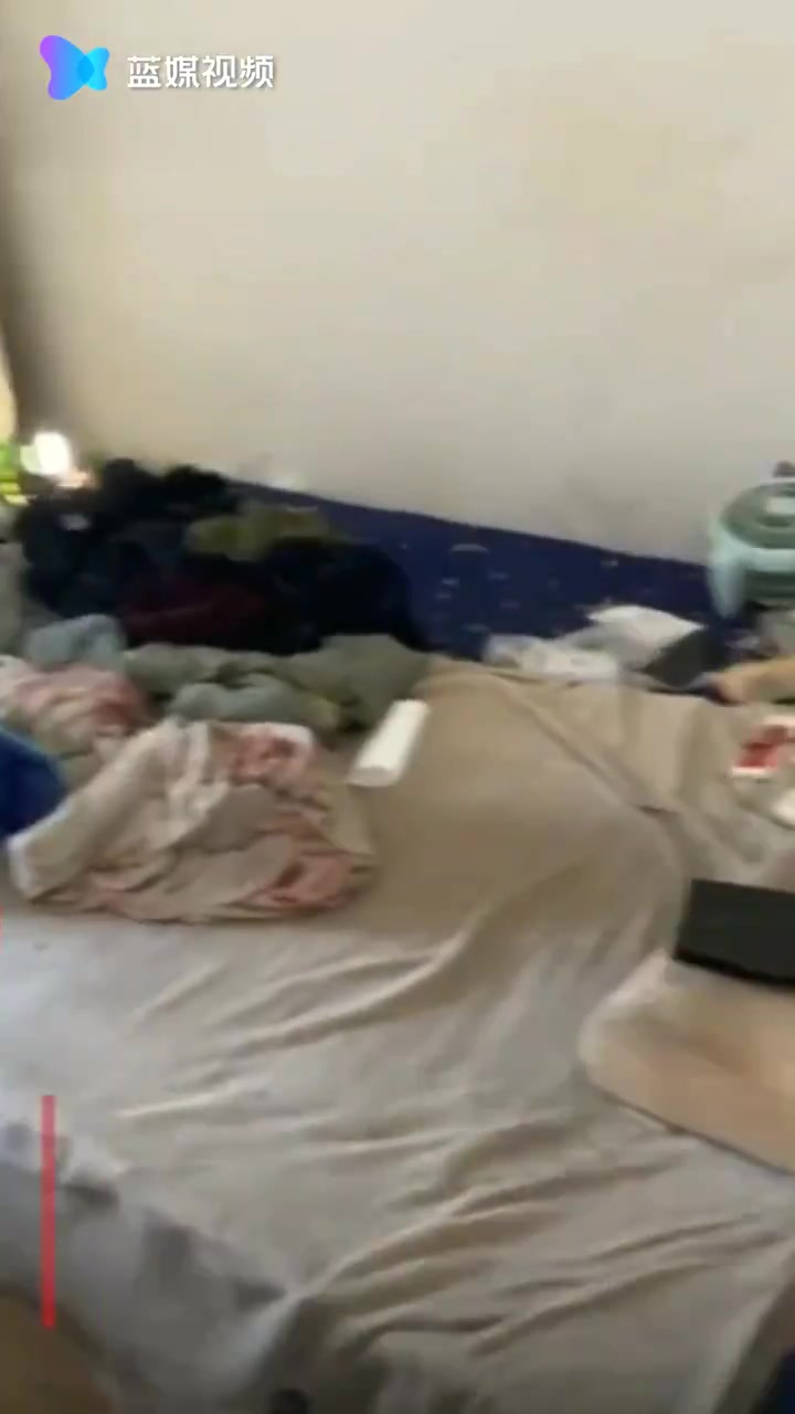 男租客退租后房间垃圾堆积如山 邻居：搬家公司因为臭都不愿前来