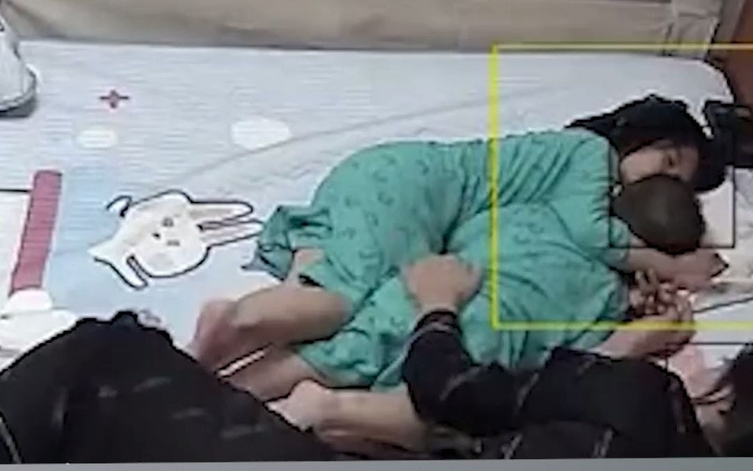 妈妈哄俩娃入睡一小时，爸爸进门逗醒孩子！网友看后大呼同款老公
