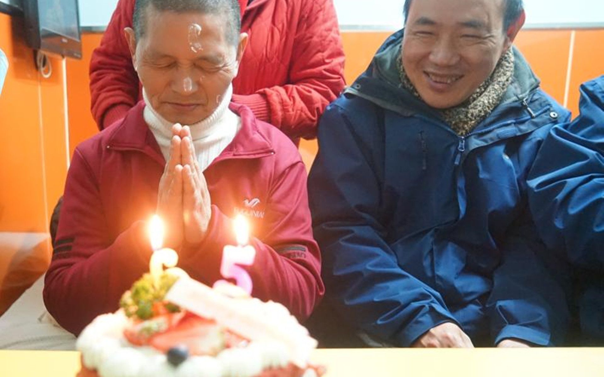 上海市中心这个地块要旧改了，他无儿无女又身患残疾，往何处去