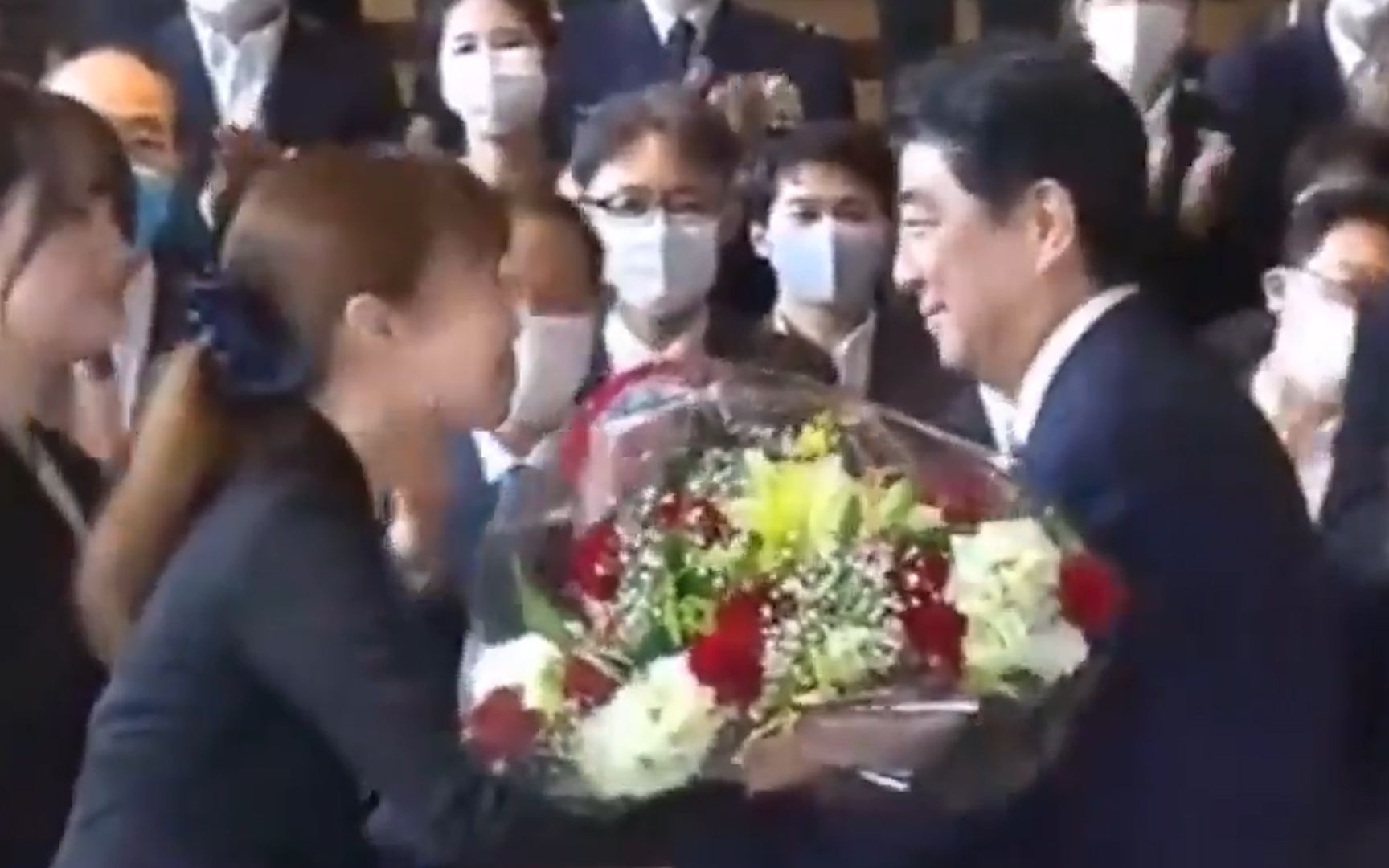现场！辞任后，安倍晋三在掌声中手捧鲜花离开首相官邸