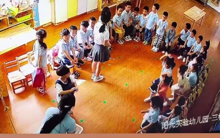 芦山6.1级地震发生瞬间，女幼师飞奔守护学生安全！网友：看的鼻子一酸！