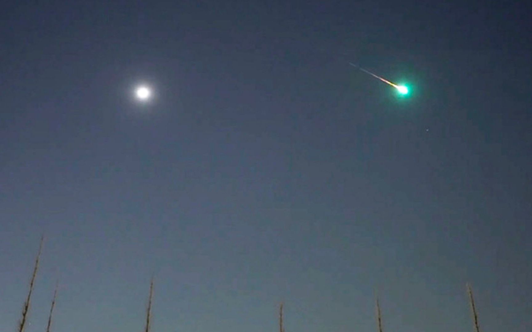 实拍巨型火球划过日本夜空：发出青绿色光，亮度堪比上弦月