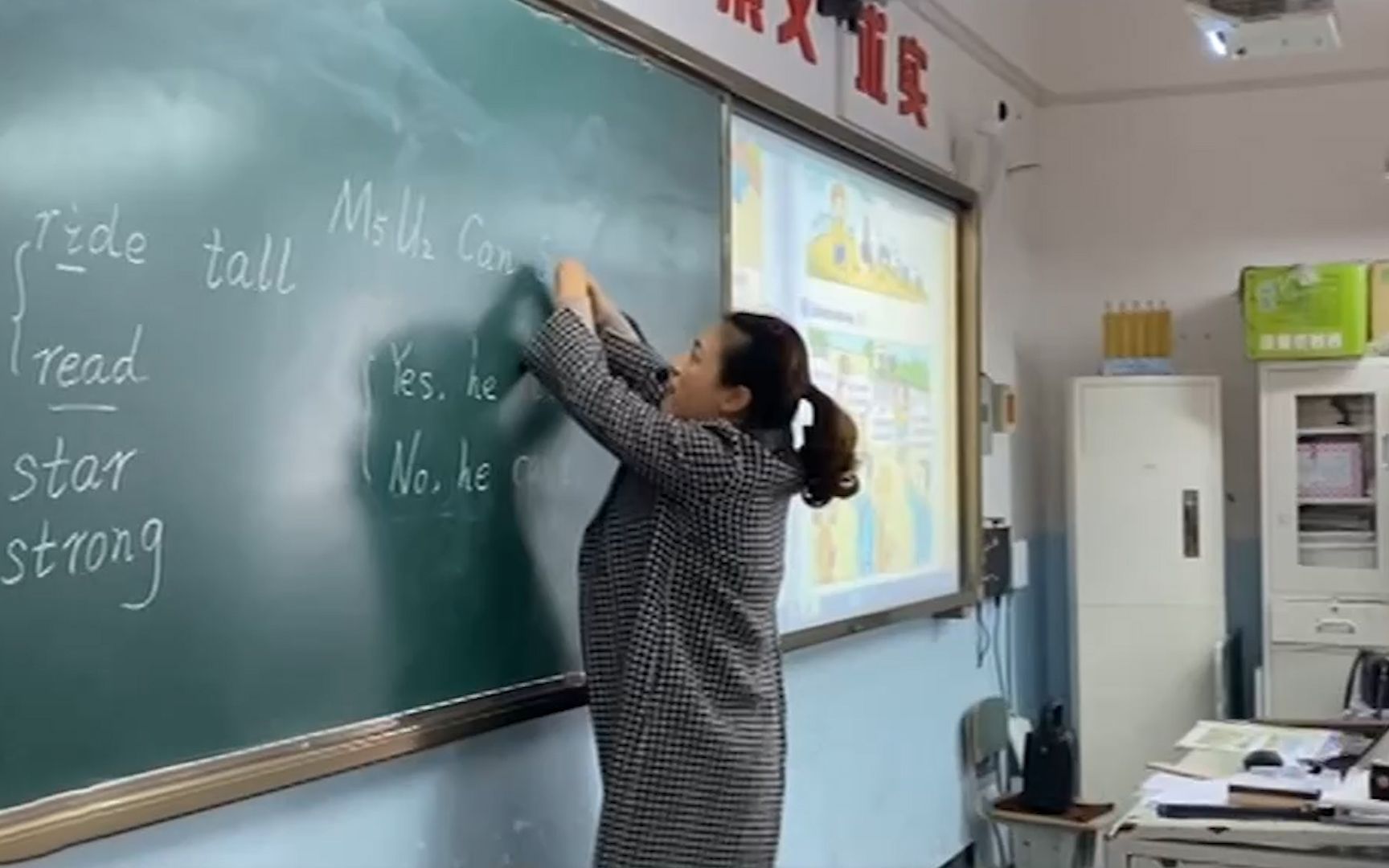 女教师穿假肢用双臂捧粉笔 在讲台上一站就是12年