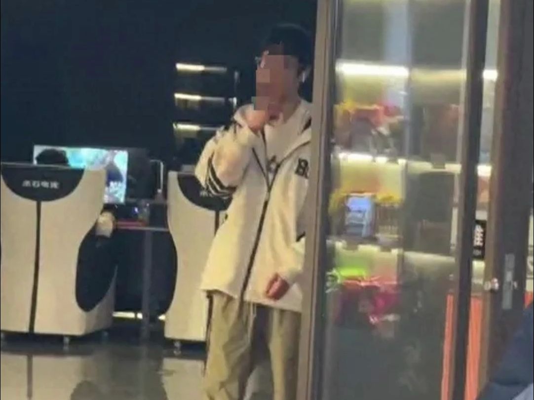 成都一男子持械行凶后自残，警方：伤者因伤势过重身亡，19岁嫌疑人仍在抢救中