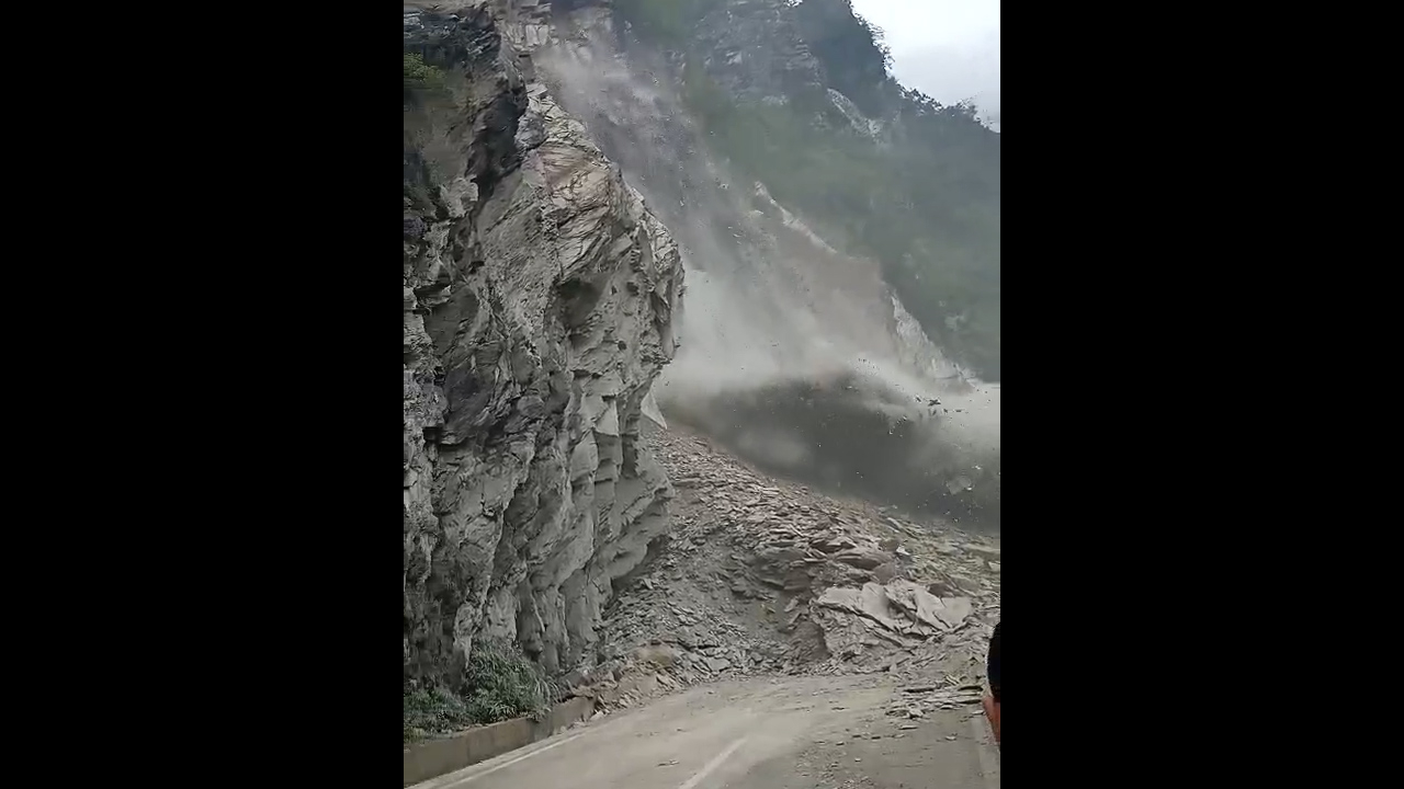347国道北川境内发生山体垮塌 道路完全中断 抢通时间待定