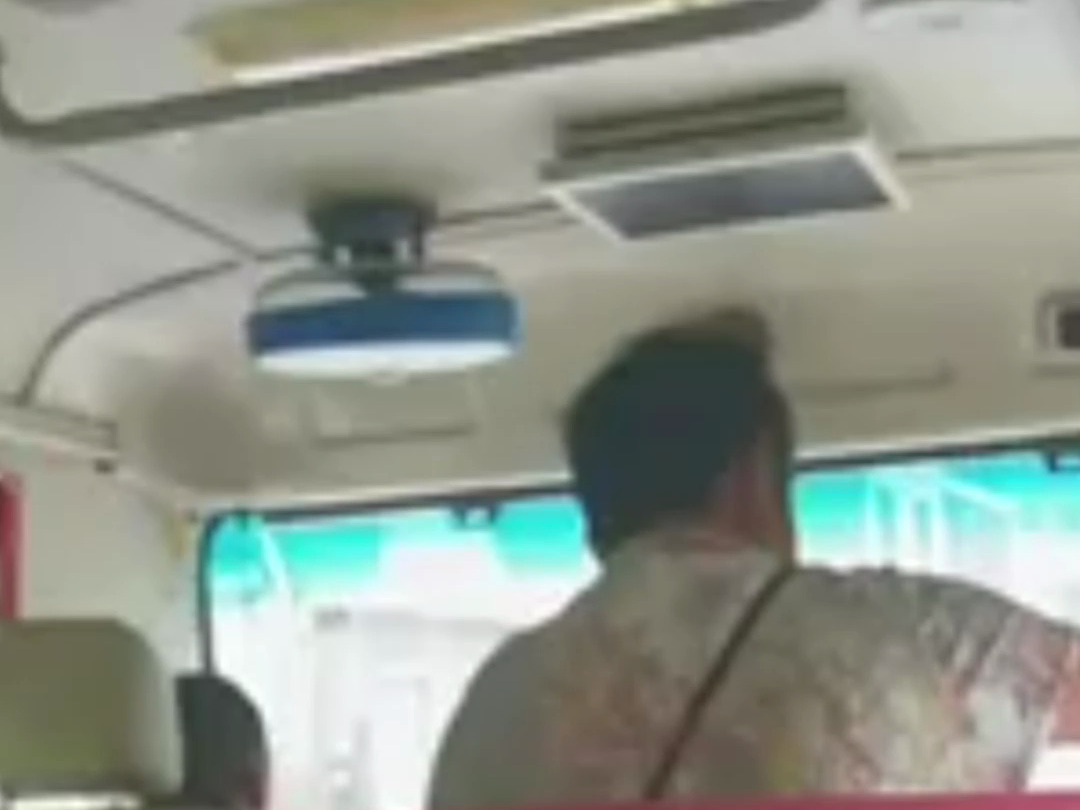 事发湖北！女子冲向公交车驾驶位抢夺方向盘