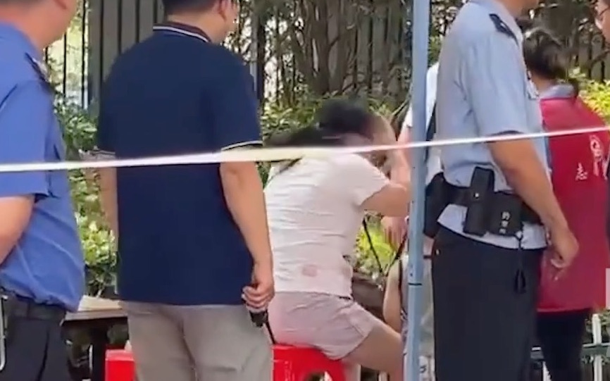 男生中考出考场，妈妈崩溃大哭：你又不是没有写，怎么就忘了填答案