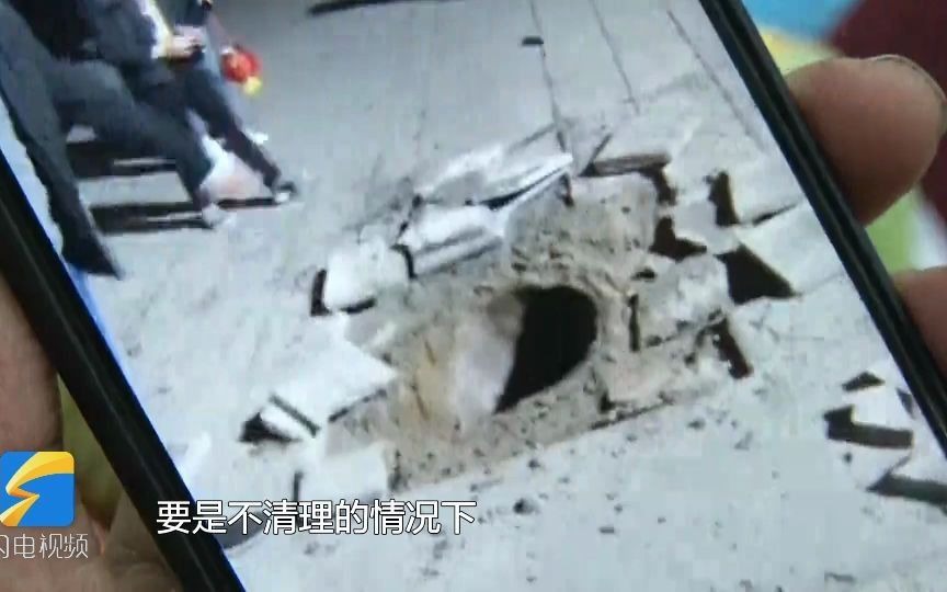 6岁男童污水井盖塞鞭炮 被炸飞井盖砸中