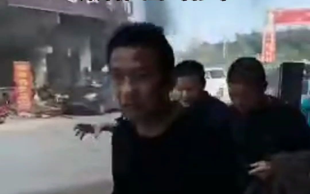 武广高铁汨罗东站一餐馆发生煤气罐爆炸 ，现场损失惨重，爆炸物飞出100多米远！
