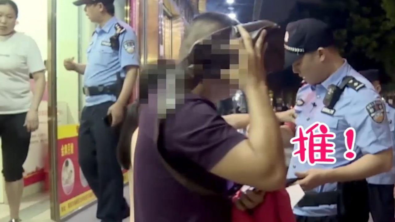 就这女子对警察的态度，谁看不恼火！