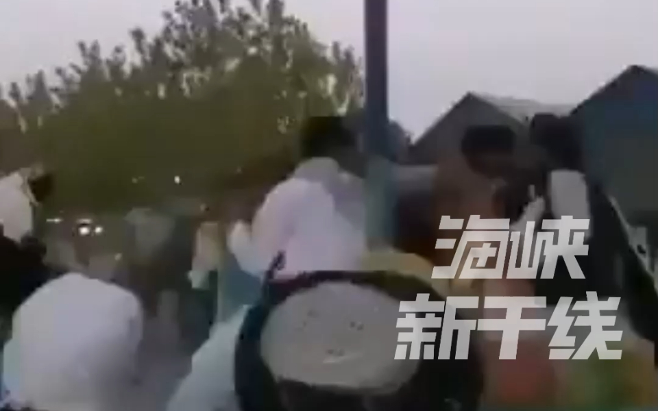 占领阿富汗首度喀布尔后，塔利班人员乘坐旋转木马