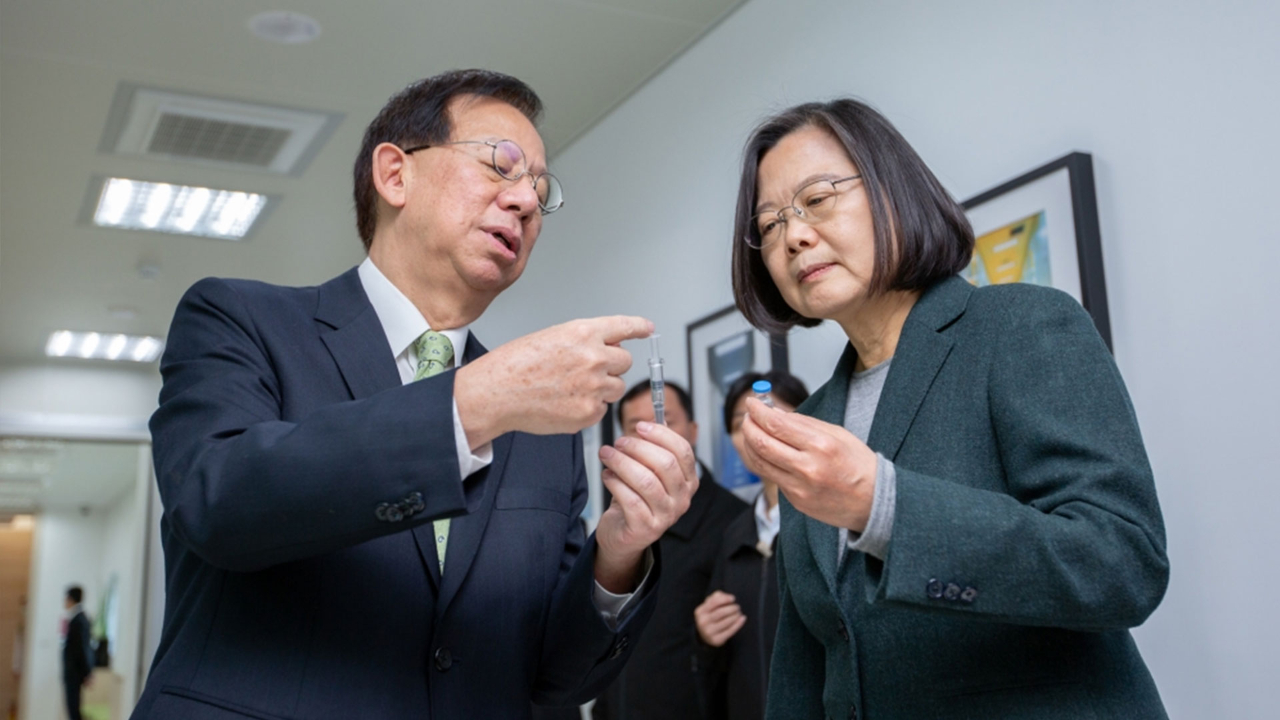 二期试验都没过，绿营狂推“台产疫苗”，拿民众当“小白鼠”？