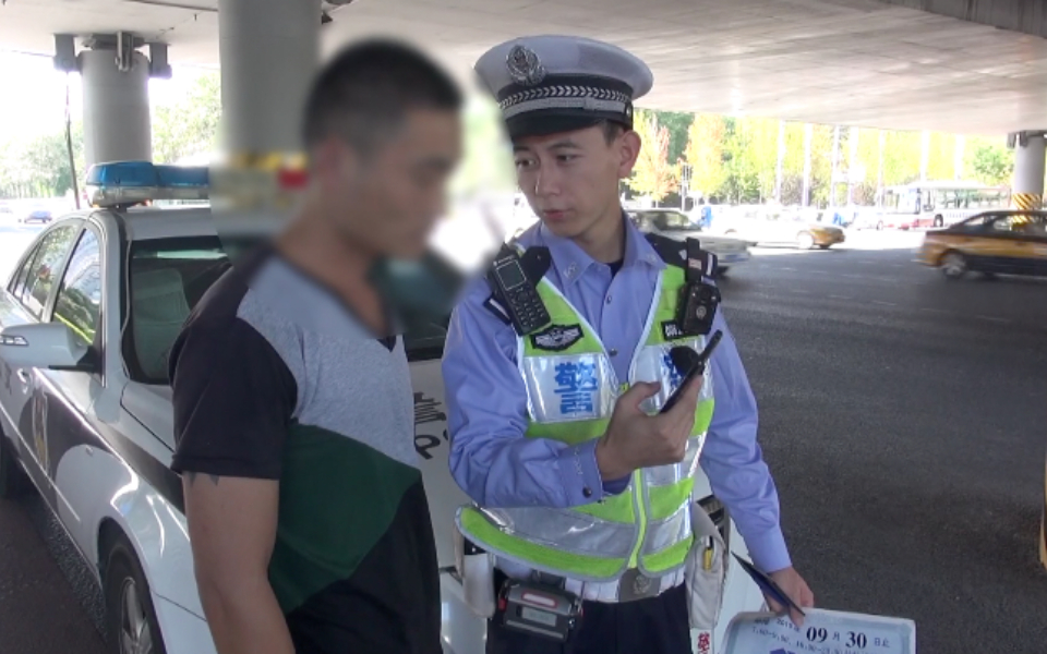 货车司机驾驶证最后3分被记 “其他9分呢？”“有时候闯红灯……”